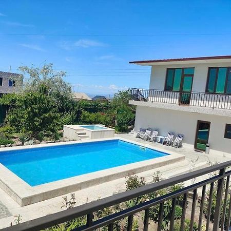 Apex Rest House Of 10 Rooms And Pool Jerevan Exteriör bild