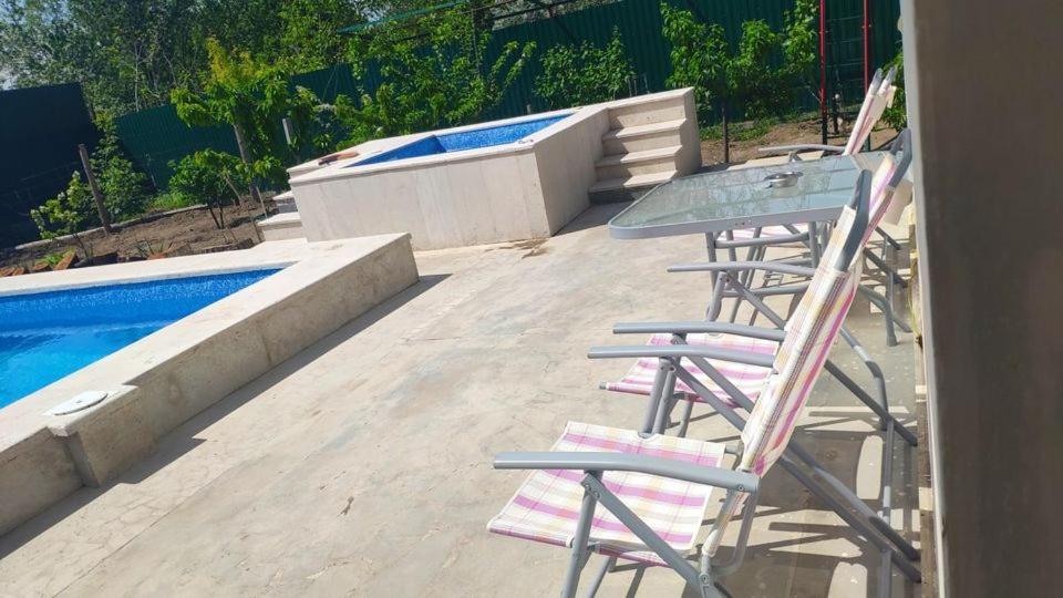 Apex Rest House Of 10 Rooms And Pool Jerevan Exteriör bild