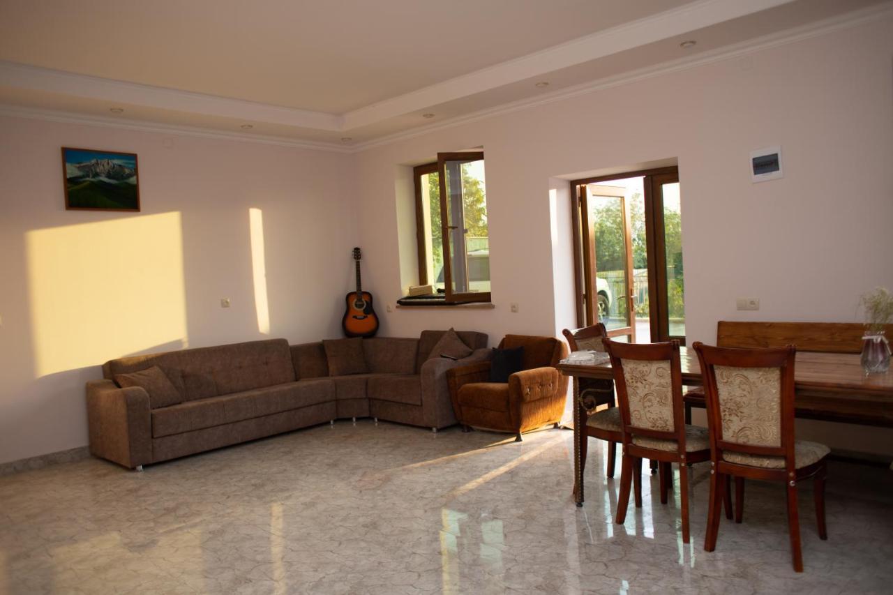 Apex Rest House Of 10 Rooms And Pool Jerevan Exteriör bild