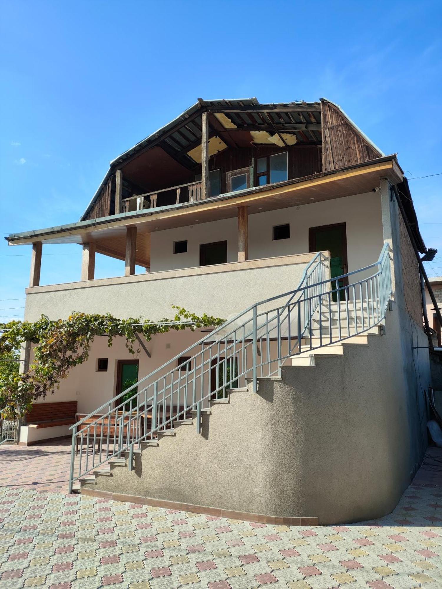 Apex Rest House Of 10 Rooms And Pool Jerevan Exteriör bild