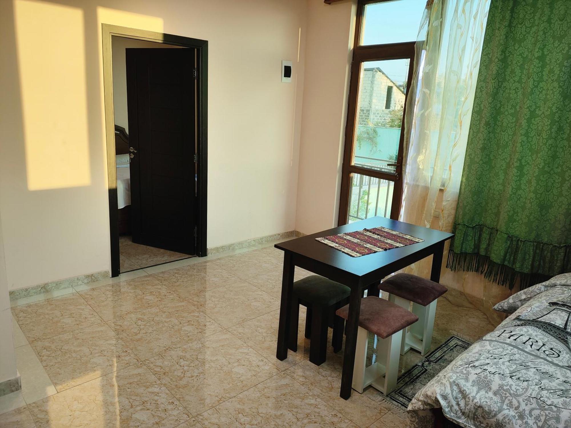 Apex Rest House Of 10 Rooms And Pool Jerevan Exteriör bild