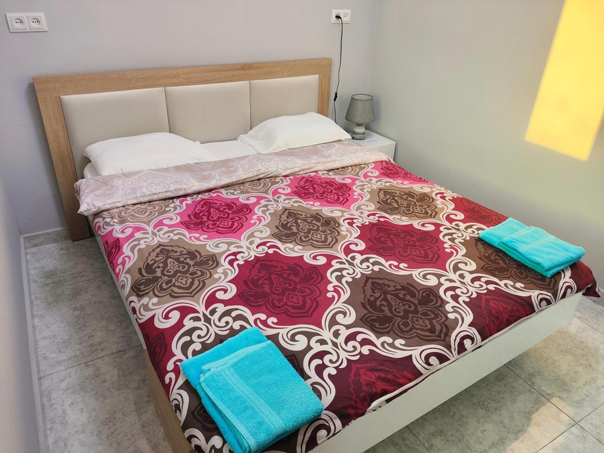 Apex Rest House Of 10 Rooms And Pool Jerevan Exteriör bild