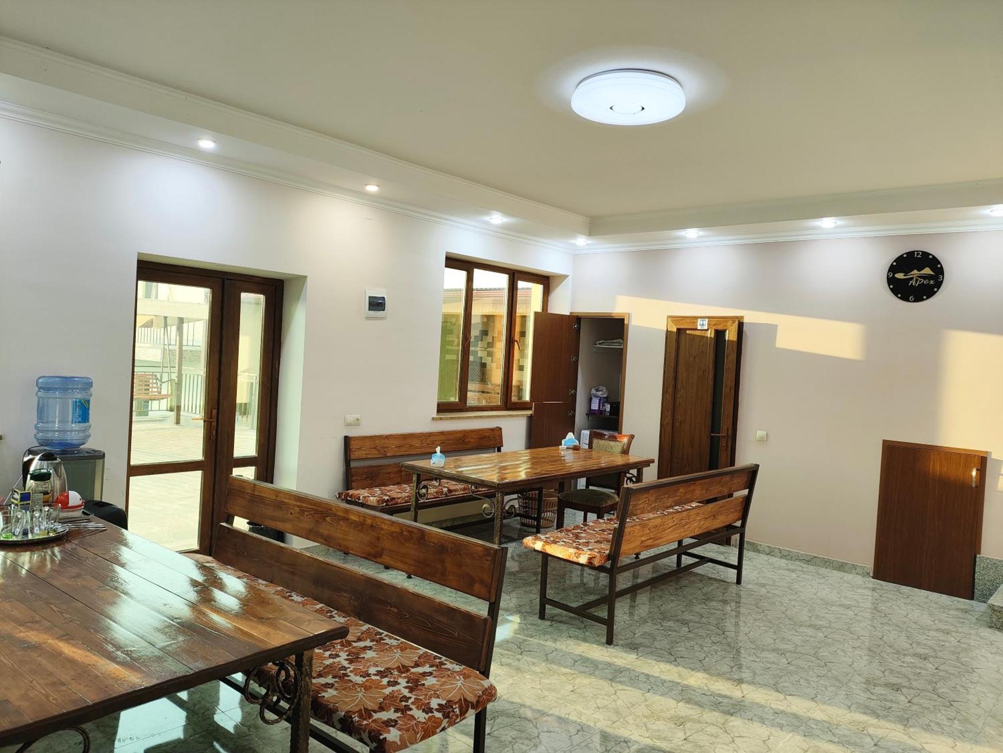 Apex Rest House Of 10 Rooms And Pool Jerevan Exteriör bild