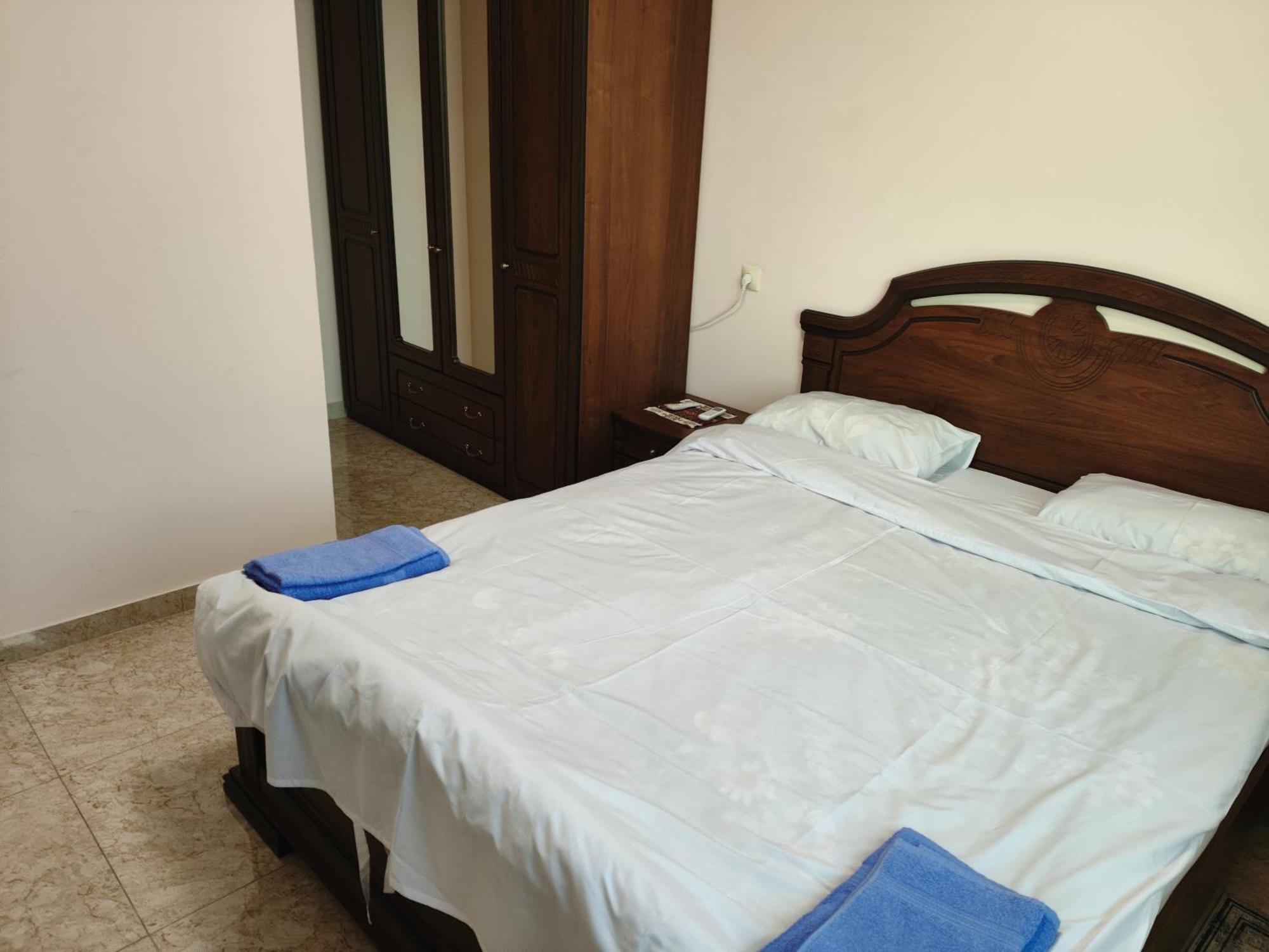 Apex Rest House Of 10 Rooms And Pool Jerevan Exteriör bild