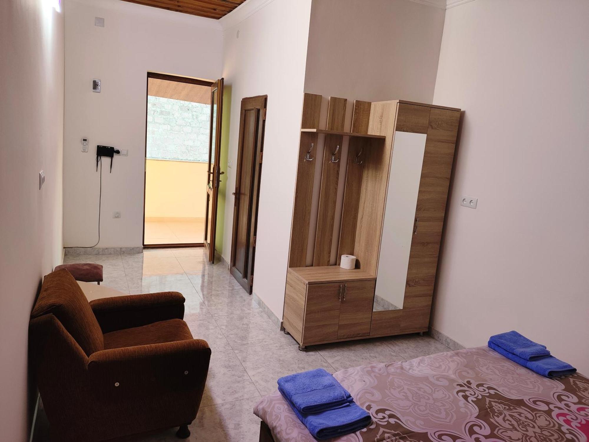 Apex Rest House Of 10 Rooms And Pool Jerevan Exteriör bild