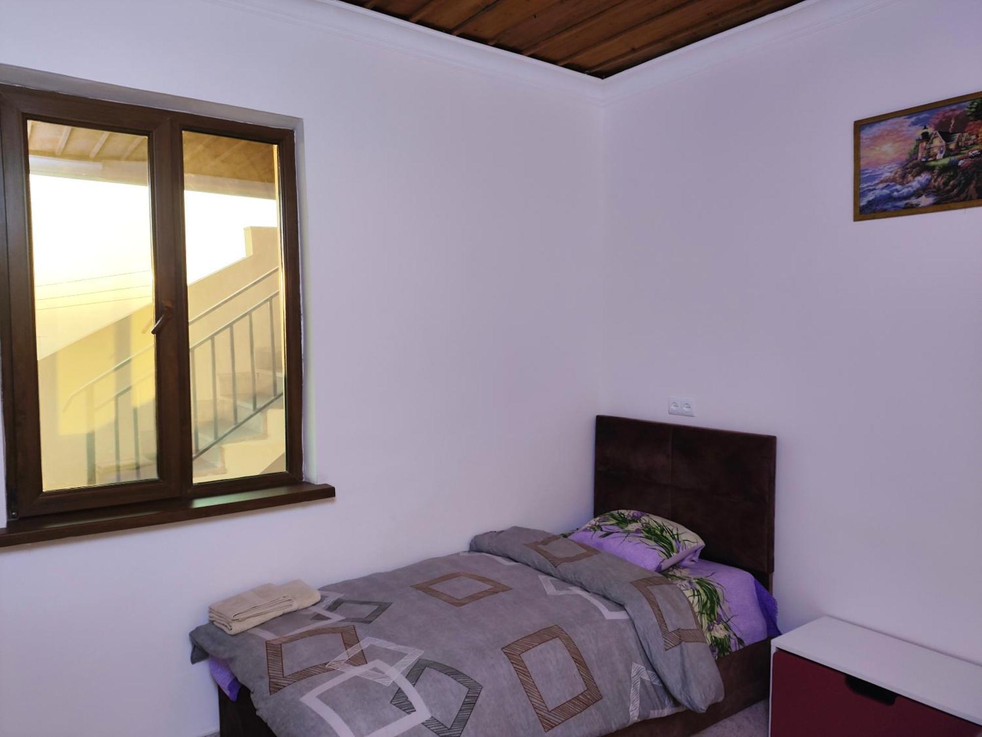 Apex Rest House Of 10 Rooms And Pool Jerevan Exteriör bild