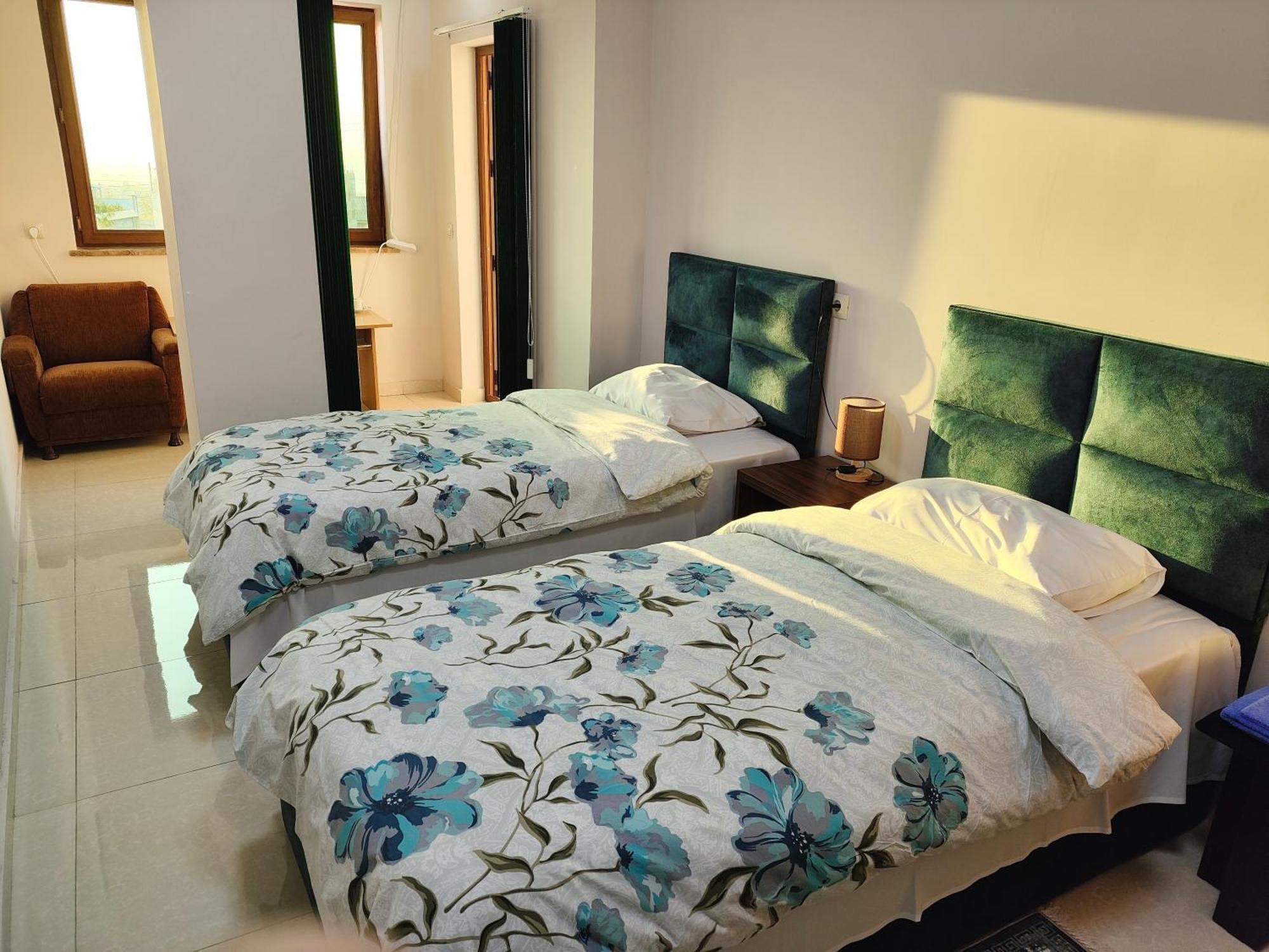 Apex Rest House Of 10 Rooms And Pool Jerevan Exteriör bild