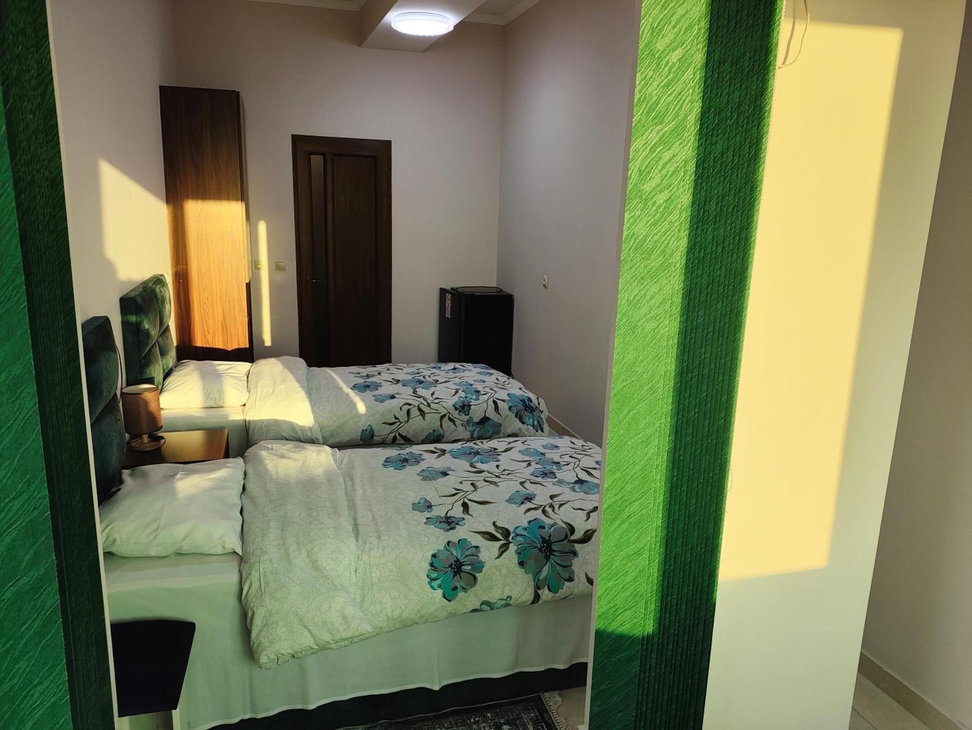 Apex Rest House Of 10 Rooms And Pool Jerevan Exteriör bild