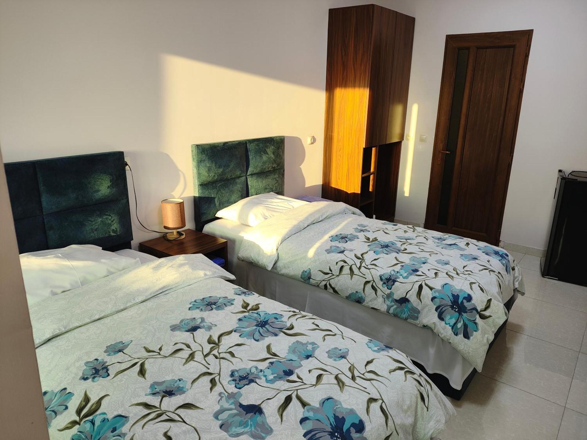 Apex Rest House Of 10 Rooms And Pool Jerevan Exteriör bild