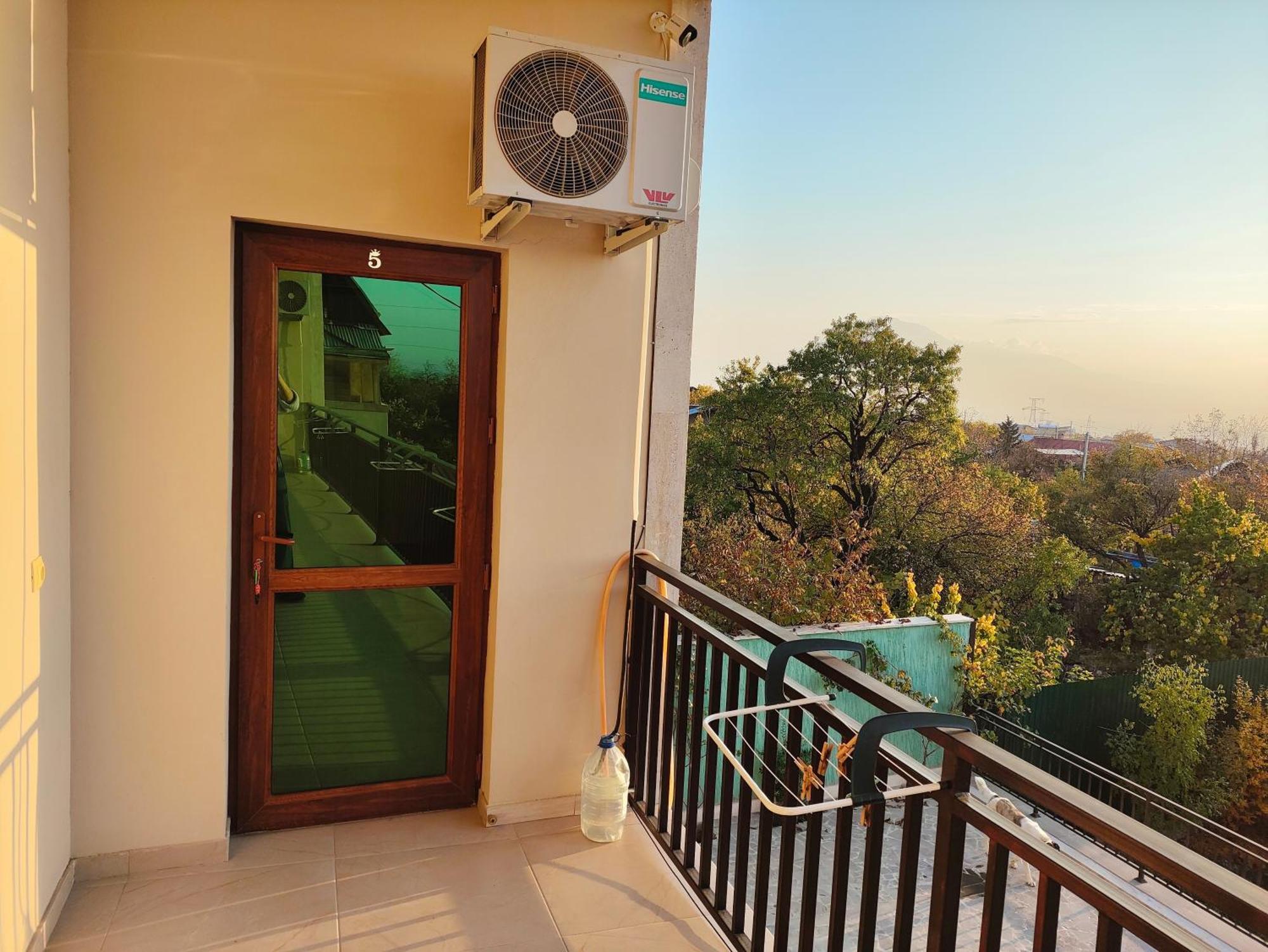 Apex Rest House Of 10 Rooms And Pool Jerevan Exteriör bild