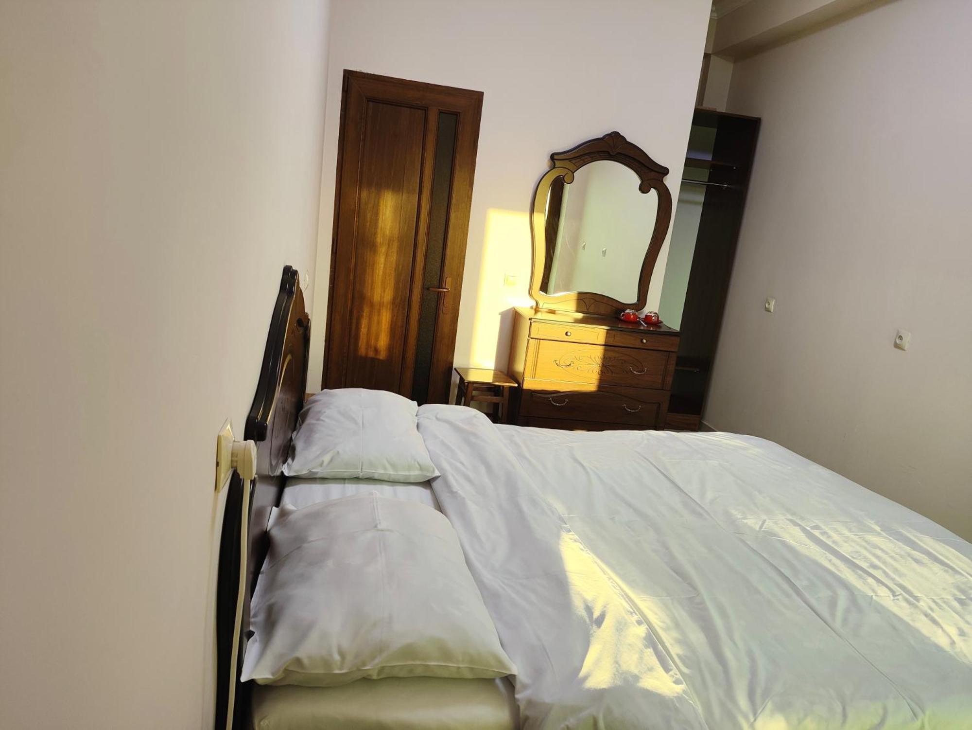 Apex Rest House Of 10 Rooms And Pool Jerevan Exteriör bild