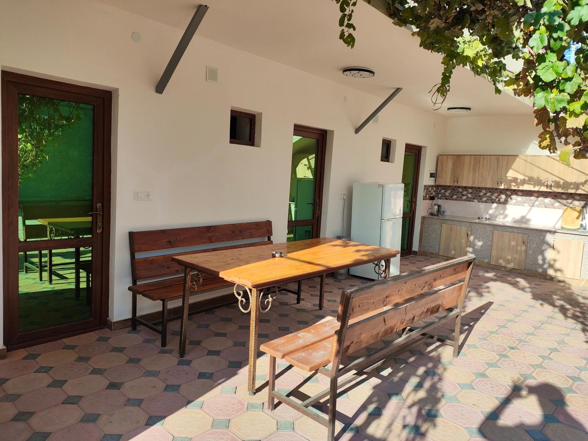 Apex Rest House Of 10 Rooms And Pool Jerevan Exteriör bild