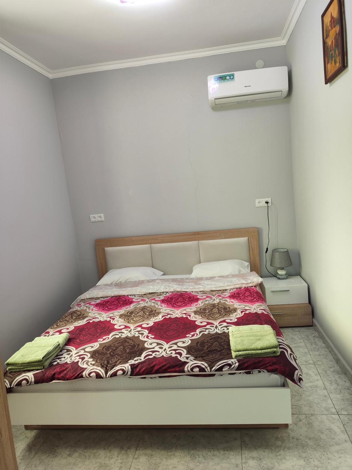 Apex Rest House Of 10 Rooms And Pool Jerevan Rum bild
