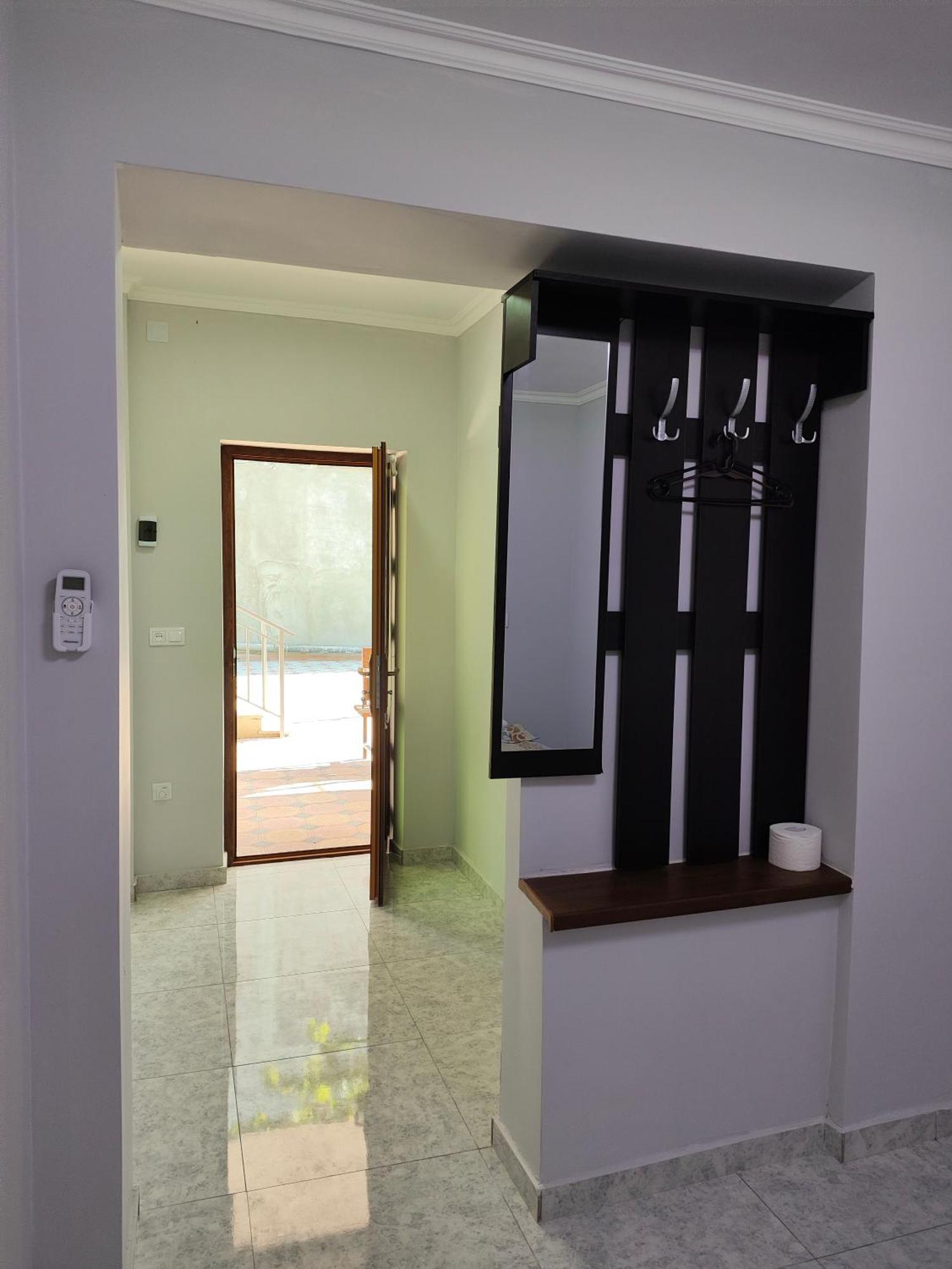 Apex Rest House Of 10 Rooms And Pool Jerevan Exteriör bild