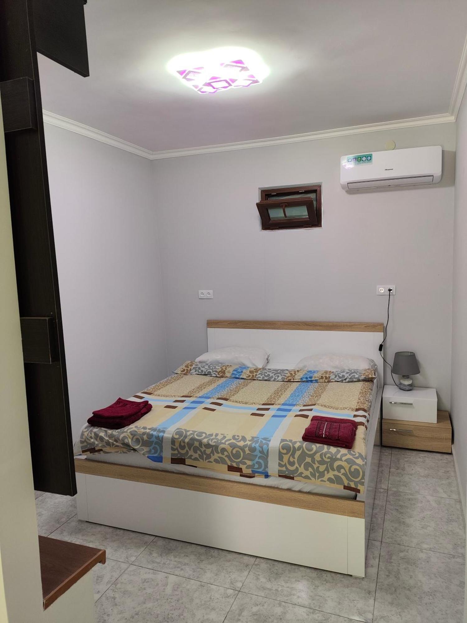 Apex Rest House Of 10 Rooms And Pool Jerevan Exteriör bild