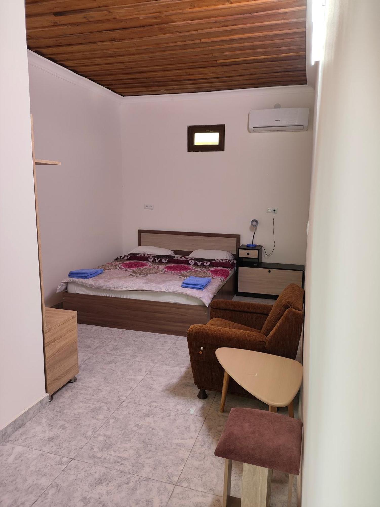 Apex Rest House Of 10 Rooms And Pool Jerevan Rum bild