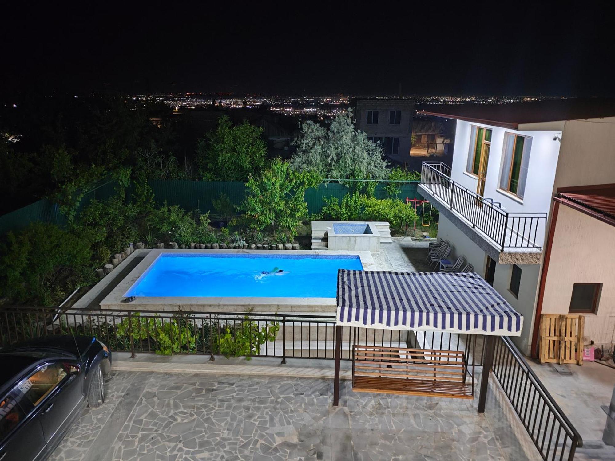 Apex Rest House Of 10 Rooms And Pool Jerevan Exteriör bild