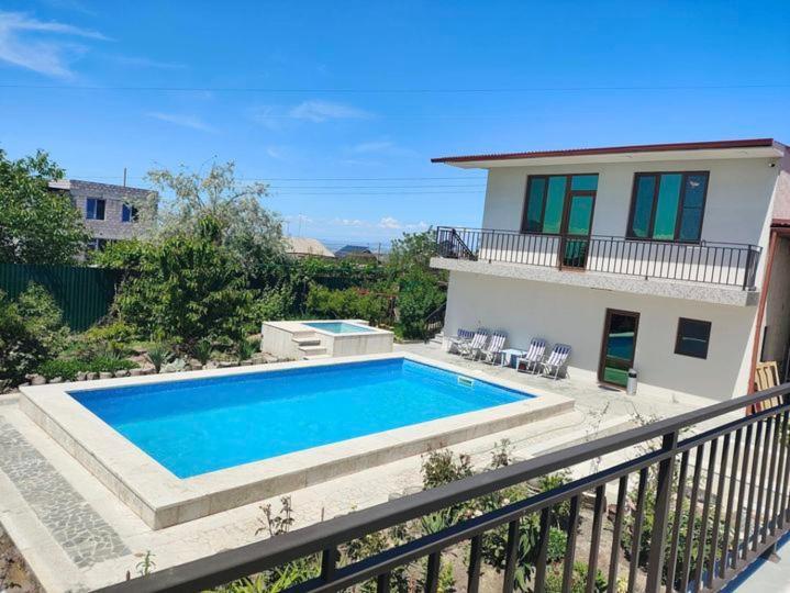 Apex Rest House Of 10 Rooms And Pool Jerevan Exteriör bild